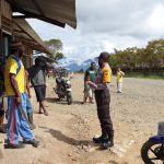 Kasat Binmas Polres Tolikara, Iptu Widada saat memberi himbauan kepada warga tentang bahayanya Covid-19 di Distrik Wenam Kabupaten Tolikara, Selasa (2/6/2020)
