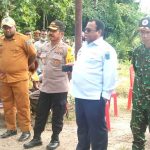 Kapolres Mamberamo Raya AKBP Alexander Louw SH., bersama Kepala Dinas Perhubungan Kabupaten Mamberamo Raya James A. Wanda S.Sos, Kepala Dinas Pariwisata Jackson Wona, dan Pabung 1712 Sarmi Kapten Inf. Ahmad, saat berada di pelabuhan untuk memantau pendistribusian bahan makanan untuk tiga distrik di Mamberamo Raya.