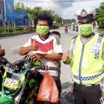 Personil Satuan Lalu Lintas Polres Biak saat melaksanakan kegiatan penertiban kendaraan dan pengawasan penggunaan masker bagi masyarakat yang beraktifitas di luar rumah, Senin (01/6/2020)