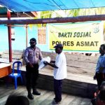 Aparat Polres Asmat saat menyalurkan bantuan Sembako berupa beras dari Kapolri, untuk warga terdampak Covid-19 di Distrik Agats Kabupaten Asmat, Selasa (2/6/20)