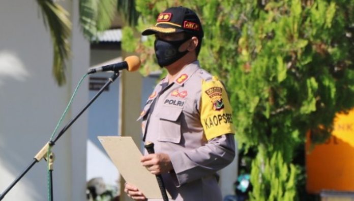 Kapolres Merauke, AKBP Ary Purwanto, SIK saat mensosialisasikan new normal kepada seluruh anggota Polres Merauke dan Batalyon Brimob Merauke yang mengikuti apel, Senin (2/6/20) pagi