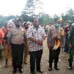 Kedatangan Kapolres Mamberamo Raya AKBP Alexander Louw SH., bersama Kepala Dinas Perhubungan Kab. Mamberamo Raya James Wanda S.Sos, Kadis Pariwisata Jackson Wona, Pabung 1712 Sarmi Kapten Inf. Ahmad, untuk memonitoring pendistribusian Sembako di Distrik Waropen Atas yang diiringi tarian khas daerah setempat
