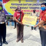 Penyaluran lanjutan BLT (Bantuan Langsung Tunai) tahap I kepada 765 warga terdampak covid 19 di Kantor Satlantas Polres Biak, Rabu (3/6/20)