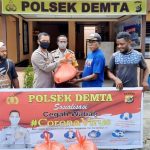 Pembagian bantuan sosial berupa beras dari Mabes Polri untuk masyarakat yang terdampak pandemi Covid-19 di halaman Mapolsek Demta, Selasa (2/6/20)