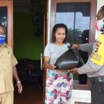 Penyaluran bantuan 25 paket beras bantuan Polri kepada warga  Kampung Rorisi, Distrik Urei Faisei, Kabupaten Waropen, Rabu (3/6/20).