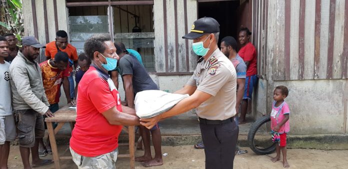 Penyaluran bantuan beras kepada masyarakat Digoel Atas, Distrik Bomakia, Tanah Merah