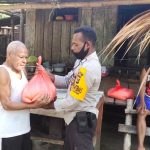 Pembagian bantuan beras Polri secara door to door kepada warga terdampak covid – 19 di Kampung Anus 1, Distrik Bonggo Barat, Kabupaten Sarmi