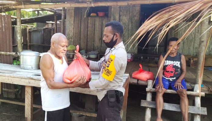 Pembagian bantuan beras Polri secara door to door kepada warga terdampak covid - 19 di Kampung Anus 1, Distrik Bonggo Barat, Kabupaten Sarmi