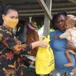 Pembagian bantuan kemanusiaan dari Bhayangkari Cabang Merauke