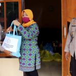 Ketua Bhayangkari Cabang Waropen Ny. Ummi Suhadak menyerahkan paket bantuan kepada Personel Polwan untuk dibagikan kepada para perempuan dan anak-anak yang terdampak Covid-19