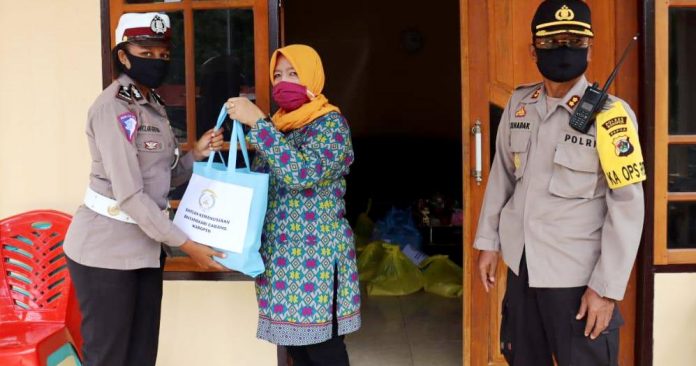 Ketua Bhayangkari Cabang Waropen Ny. Ummi Suhadak menyerahkan paket bantuan kepada Personel Polwan untuk dibagikan kepada para perempuan dan anak-anak yang terdampak Covid-19