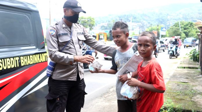 Pembagian nasi bungkus untuk warga Kota Jayapura terdampak Covid-19 dari Dapur Lapangan TNI-Polri