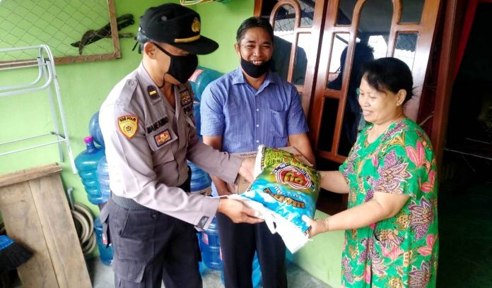 Ipda. Ambo Arjana bersama warga Hindu Jayapura saat menyerahkan bantuan social kepada umat Hindu di Kota Jayapura