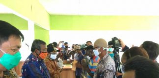 Bupati Keerom serahkan BLT kepada perwakilan masyarakat Kampung Skanto, Kamis (18/06/2020).
