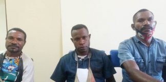 Kepala Dusun Maket, Kampung Lules, Wempi Sekay didampingi Kaur Pembangunan Kampung Melky, Pilemon Bumi dan masyarakat Towe saat memberikan keterangan di Kantor Dishub Kabupaten Keerom.