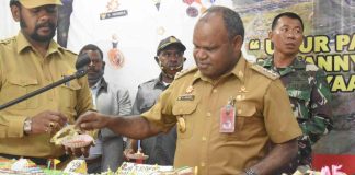 Caption : Bupati Puncak Jaya, Yuni Wonda,S.Sos, S.IP. MM, saat memotong kue Ulang Tahun ke-45 dalam acara ucapan syukur di Aula Sasana Kawonak Kantor Bupati Puncak Jaya, Senin (22/06/2020).