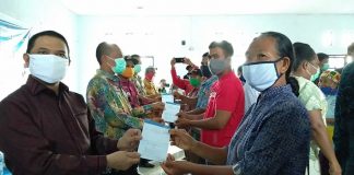 Caption : Bupati Kabupaten Keerom, Muhammad Markum, SH.,MH.,MM didampingi Ketua DPRD, Bambang Mujiono, Kadisperindagkop, dan sejumlah OPD saat menyerahkan buku tabungan untuk modal usaha kepada Pelaku UMKM dan IKM di Balai Arsopura, Distrik Skanto, Kamis (25/06/2020)