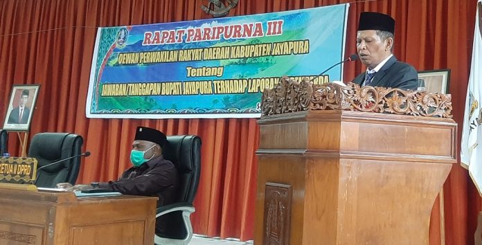 Wakil Bupati Jayapura, Giri Wijayantoro saat membaca jawaban/tanggapan atas laporan Bapemperda