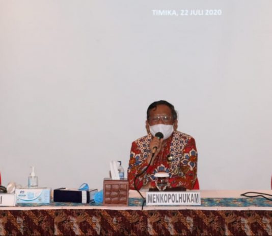 Menko Polhukam, Prof. Moh. Mahfud MD (tengah) saat memberi arahan pada pertemuan silaturahmi di Ruang Tembaga Rimba Papua Hotel, Distrik Kwamki Narama, Kabupaten Mimika, Rabu (22/7/20)