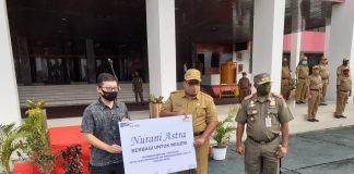 Wendy Tenario selaku Koordinator Wilayah Grup Astra Papua saat menyerahkan bantuan alat kesehatan yang diterima Asisten II Setda Papua di halaman Kantor Gubernur Papua, Senin (27/7/20)
