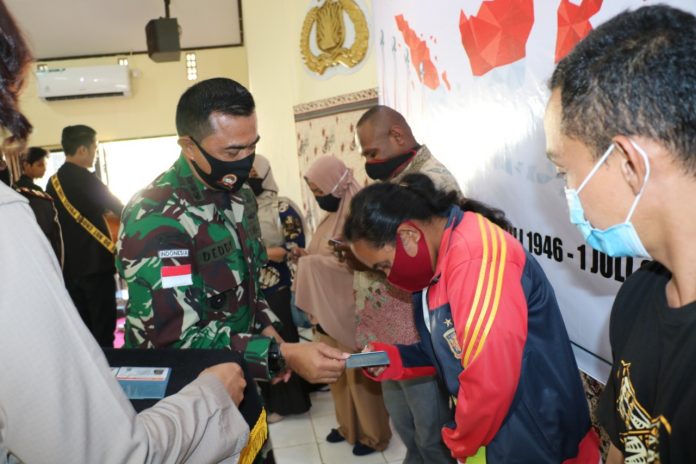 Penyerahan SIM gratis kepada warga Merauke yang memiliki tanggal lahir 1 Juli