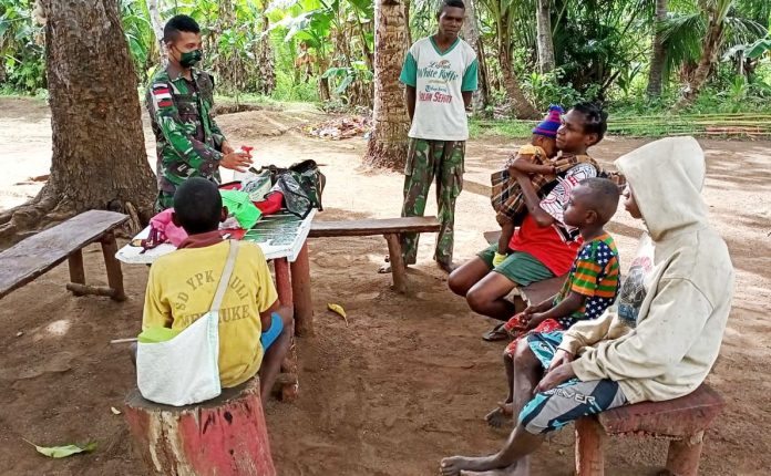 Personil Satgas Pamtas RI-PNG Yonif 125/Si’mbisa sat memberikan pelayanan kesehatan kepada warga yang sedang sakit di wilayah perbatasan RI-PNG