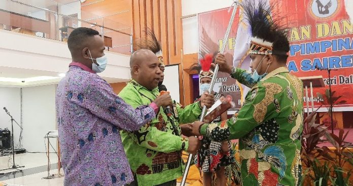 Ketua Dewan Pembina Pemuda Saireri, Laus DC. Rumayom saat menyerahkan bendera organisasi dalam pelantikan DPP Pemuda Saireri Papua masa kepengurusan 2020-2022 di Ballroom Hotel Horison Kotaraja, Rabu (19/8/20)