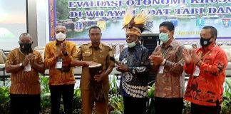 Staf Ahli Gubernur Papua Bidang Otsus Provinsi Papua, Triwarno Purnomo, mewakili Gubernur Papua didampingi Ketua Forum Kepala Daerah Se-Tanah Tabi dan Saireri dan sejumlah pimpinan daerah lain saat membuka worshop evaluasi Otsus, di Hotel Suni Garden Lake Sentani, Senin (24/8/20)