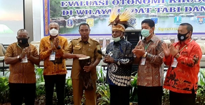 Staf Ahli Gubernur Papua Bidang Otsus Provinsi Papua, Triwarno Purnomo, mewakili Gubernur Papua didampingi Ketua Forum Kepala Daerah Se-Tanah Tabi dan Saireri dan sejumlah pimpinan daerah lain saat membuka worshop evaluasi Otsus, di Hotel Suni Garden Lake Sentani, Senin (24/8/20)