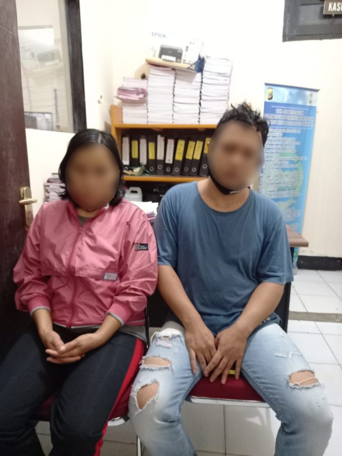 Sepasang suami istri yang disergap polisi saat bertransaksi Narkoba jenis sabu di Sentani, Selasa (18/8/20)
