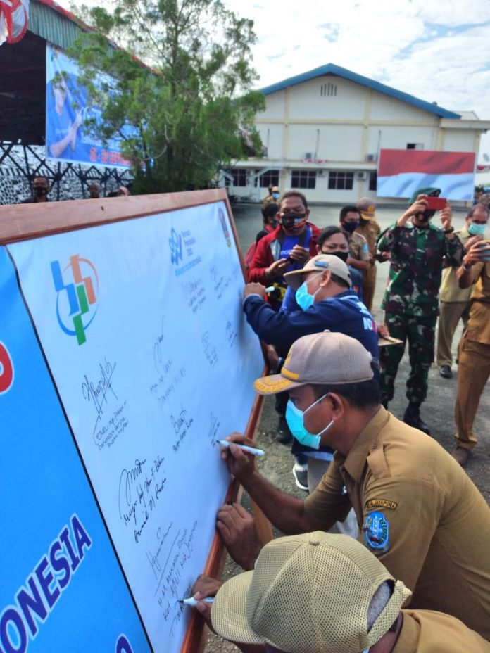 Penandatangan pakta integritas oleh Bupati Jayapura, Mathius Awoitauw beserta pimpinan OPD, dan sejumlah tokoh di Kabupaten Jayapura sebagai dukungan pada SP2020, di Lapangan Upacara Kantor Bupati Jayapura, Gunung Merah Sentani, Senin (31/8/20)