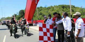 Caption : Kapolresta Jayapura Kota AKBP Gustav R. Urbinas, SH., S.IK., M.Pd, ketika melepas Peserta Kirab Merah Putih Meriahkan HUT RI Ke-75, Minggu (16/8) siang