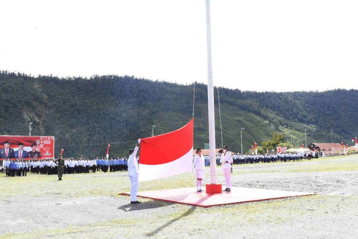 Caption : Suasana pelaksanaan upacara Peringatan HUT RI Ke-75, yang dilaksanakan Pemkab dan seluruh muspida Kabupaten Puncak Jaya, pada Senin (17/08/2020).