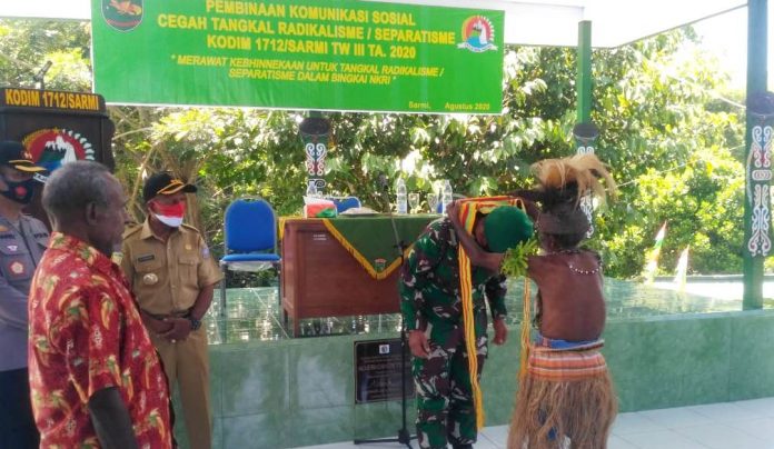 Pengalungan selendang Serpo sebagai bagian dari suku Sobey, Armati, Rumbuay, Manirem dan Isirawa dari warga masyarakat Adat Sarmi kepada Dandim 1712/Sarmi Letkol Inf Rizky Marlon Silalahi, S.I.P, di aula Makodim 1712/Sarmi Petam Sarmi, Rabu (26/08)