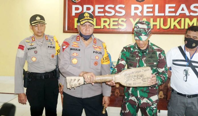 Kapolda Papua, Irjen Pol Drs. Paulus Waterpauw saat menunjukkan barang bukti hasil penyisiran, Jumat (28/8/20)