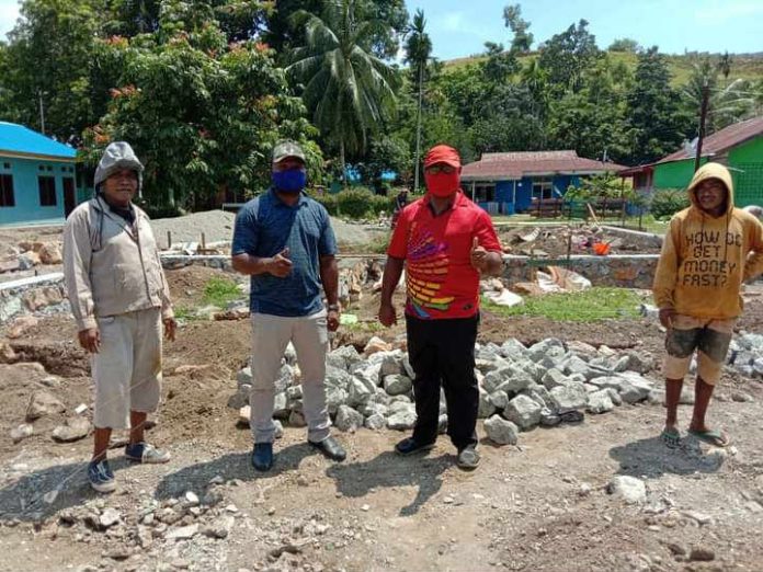 Caption : Kepala DPMK Kota Jayapura Jakubus Itaar, S.Sos. M.Si didampingi kepala kampung Waena Dominggus , SH sedang memantau pembangunan rumah Ondoafi Kampung Waena, (27/08/2020).