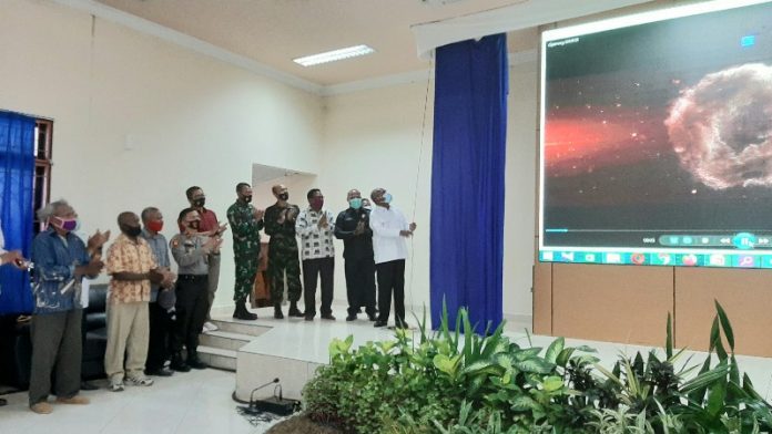 Bupati Jayapura, Mathius Awoitauw didampingi pejabat dan undangan saat melounching Sim Foi Distrik, Rabu (16/9/20)