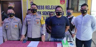 Kapolres Jayapura, AKBP Victor D. Macbon didampingi Kasat Reskrim Polres Jayapura, AKP Sigit Susanto dan Kapolsek Sentani Kota, AKP Ruben Palayukan saat memberi keterangan pers di Mapolsek Sentani Kota, Minggu (20/9/20)