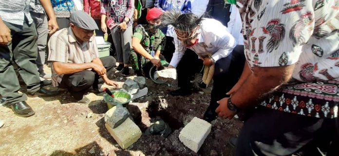 Menteri Agama Fachrul Razi saat meletakkan batu pertama Pembangunan Gedung LKUB di Kompleks perkantoran Bupati Jayapura, Gunung Merah Sentani, Kamis (3/9/20)
