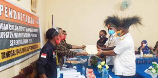 Caption : Pasangan Yermias, SH Bisai dan Lamek Maniagasi, SE saat menyerakan berkas pendaftaran ke KPU, Sabtu (05/09/2020)