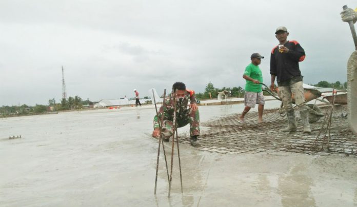 Caption : Salah satu anggota Babinsa Koramil 1710-02/Timika, Serda Rusdin Wali saat membantu pengecoran pembangunan pembangunan Masjid AL Arah, Kampung Mawokau Jaya, Distrik Wanina, Kabupaten Mimika, pada Senin (07/09/2020). Foto : Pendam XVII/Cenderawasih.