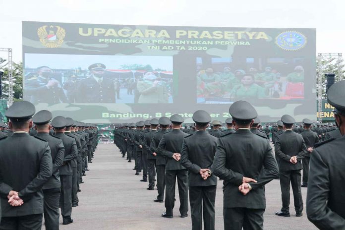 Caption : suasana upacara pelantikan 1.198 Perwira Lulusan Pendidikan Pembentukan Perwira TNI AD oleh Kasad Jenderal TNI Andika Perkasa di lapangan Wiradhika Secapa Angkatan Darat, Bandung, Jawa Barat, Selasa (8/9/2020).