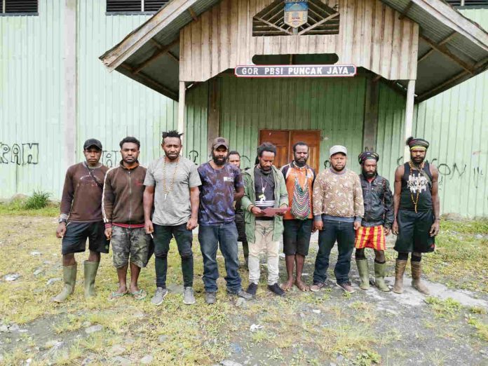 Caption : Forum Peduli Puncak Jaya saat membacakan pernyatan sikap penolakan atas tuduhan oknum-oknum yang tidak bertanggungjawab hingga menuduh bupati Puncak Jaya melakukan penggelapan dana desa.