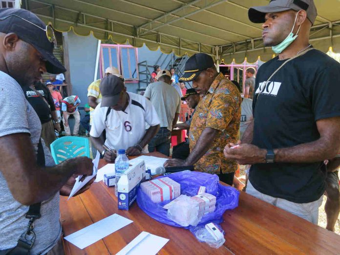 Caption : Asisten I Setda Kabupaten Waropen, Jaelani saat menyerahkan bantuan dari Program Gepemkesmawar kepada kepala Distrik Kirihi dan Walau, pada Sabtu (19/09/2020)