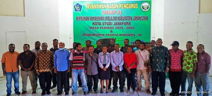Caption : Foto bersama Kepala Perwakilan pemerintah Kabupaten Jayawijaya, Handoko Pramudiyo bersama mahasiswa usai pelantikan Badan Pengurus HMPJ Kota Study Jayapura, di Museum Expo Waena, (19/09/2020).