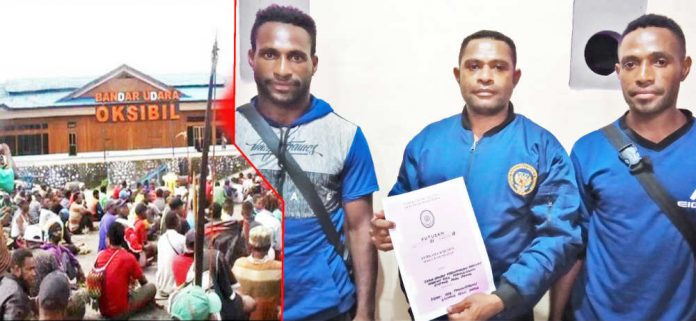 Caption : Ketua Tim 9 Wilem Kipka berdiri tengah memegang bukti putasan MA di dampingi kedua mahasiswa asal Pegunungan Bintang, di kediamannya Perumnas III Waena, 20/09/2020