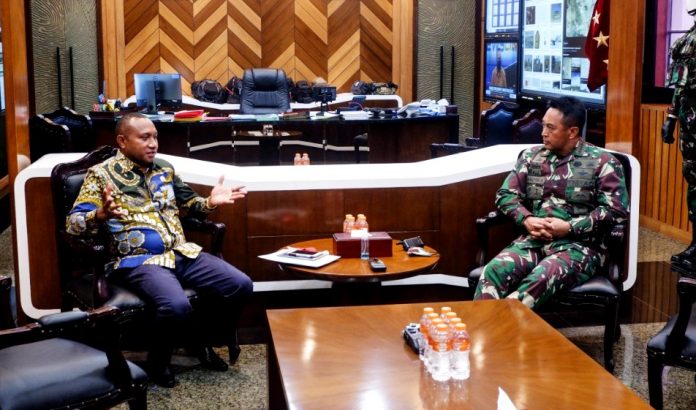 Politisi Partai Gerindra Yang juga Anggota Komisi I DPR RI, Yan Permenas Mandenas saat bertemu dengan KSAD Jendral TNI Andika Prakasa, Senin (21/9/20)