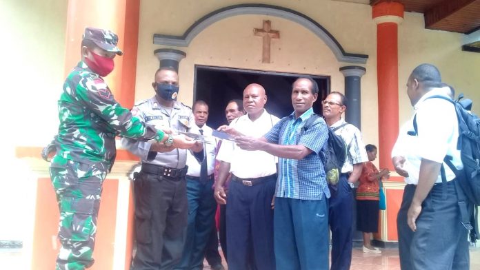 Pembagian masker gratis oleh Babinsa Koramil 1709-01/Yapsel Sertu Burhan bersama Bhabinkamtibmas Bripka Yowei kepada Jemaat Gereja GPDI Imandoa, Distrik Yapen Selatan, Kab. Kep. Yapen, Minggu (20/09).