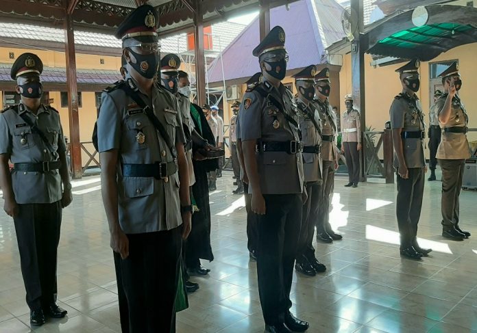 Para pejabat utama Polres Jayapura dan pejabat Kapolsek jajaran saat diambil sumpah jabatan