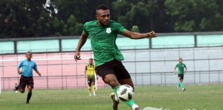 Ananias Fringkeuw saat membelas PSMS